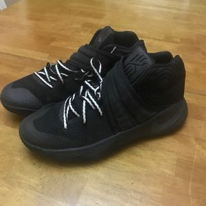 Nike Kyrie Irving  Basketball Sneakers size 9 mens